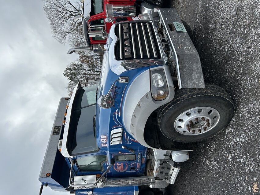 2016 Mack Dump Truck for saleIn Old Fort, TN